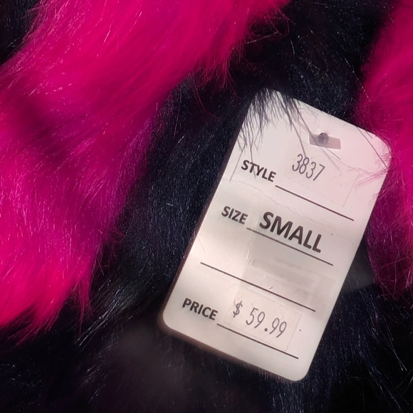 💕🪩 If you are interested in finding a sassy but classy coat, this is the one. - Picture 7 of 8